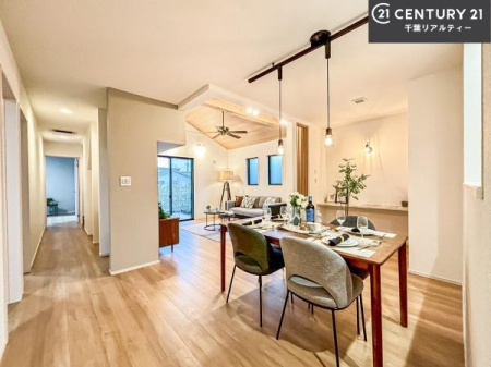 ���r���O �S�n�ǂ����r���O�͉Ƒ������R�ƏW�܂�܂��B�Ƒ��c�R�̎��Ԃ����������ł��B���Ƒ��ƁA����w�[���������Ԃ��߂��������ł��ˁB