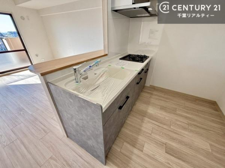 �L�b�`�� ��l�C�̑Ζʎ��V�X�e���L�b�`�����̗p���Ă��܂��I���Ƒ��̃R�~���j�P�[�V���������R�Ƒ�����݌v�ł��B
���q�l�ɂ��ڂ��͂��̂Ŋ������ł��ˁB�L�X�g���ĉ��K�ɍ�Ƃ��i�݂܂��B