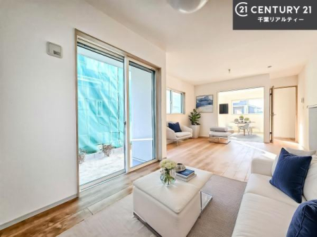 ���r���O �Ƌ��CG�p�[�X�ł��B��؂ȉƑ����W�܂邩�炱��LDK�ɂ͂�����肽���B
�q�����������C�ɏ΂��Ȃ��瑖�����Ă���p�����������u�L���Ƃɂ��ėǂ������v�Ǝv���u�Ԃł��B