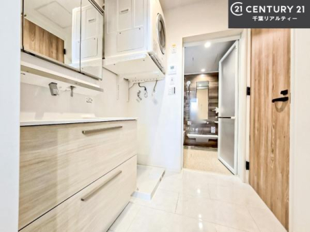 ���ʑ�E���ʏ� �O�ʋ��d�l�̐��ʏ��́A�g�����Ȃ݂����₷������I���͎��[�ɂȂ��Ă��܂��B�h���C���[�₨���ϓ����Еt������̂Ő��ʑ������X�b�L���ƌ����邱�Ƃ��o���܂��I