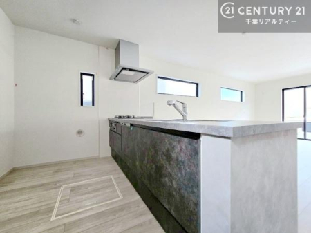 �L�b�`�� �J���������o����I�[�v���L�b�`���́A�z�V��Еt�������₷���A���Ƒ��Ƃ̂Ȃ�����������閣�͓I�ȋ�Ԃł��B