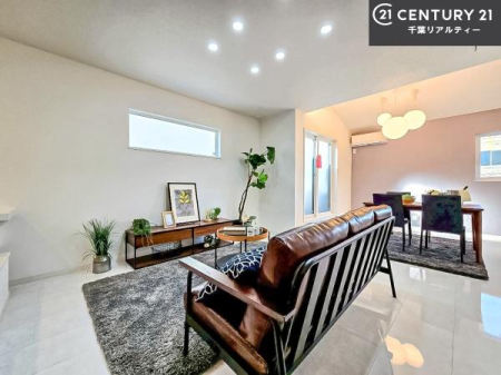 ���r���O �傫�ȑ����炽���Ղ�̗z���������閾�邢���r���O�B�J�����̂��郊�r���O�ŉƑ��c���̂��났�̎��Ԃ��߂����܂��B