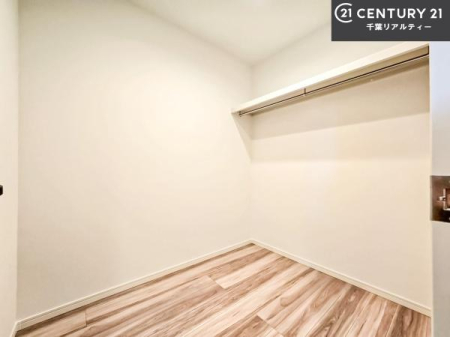 ���[ ��e�ʂ̃E�H�[�N�C���N���[�[�b�g�t���ł��B��������̂��m���Ȃǂ����[���Ă��������ł��ˁI���ɂ���@�������ȂǋG�ߕ��̑傫�ȉƓd�����[�ł��܂��B