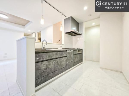 �L�b�`�� ��l�C�̑Ζʎ��V�X�e���L�b�`�����̗p���Ă��܂��I���Ƒ��̃R�~���j�P�[�V���������R�Ƒ�����݌v�ł��B
���q�l�ɂ��ڂ��͂��̂Ŋ������ł��ˁB�L�X�g���ĉ��K�ɍ�Ƃ��i�݂܂��B