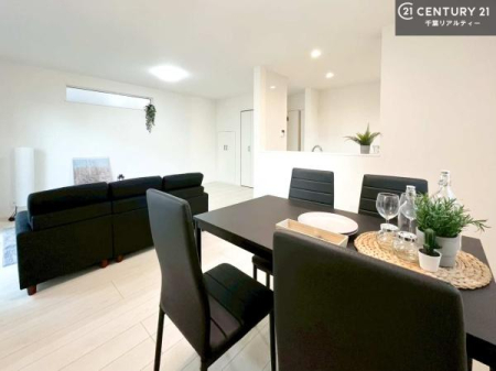 ���r���O �S�n�ǂ����r���O�͉Ƒ������R�ƏW�܂�܂��B�Ƒ��c�R�̎��Ԃ����������ł��B���Ƒ��ƁA����w�[���������Ԃ��߂��������ł��ˁB���邭�J���I�ȋ�Ԃł��B