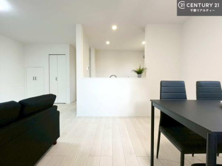 ���r���O �Ƌ��CG�p�[�X�ł��B�S�n�ǂ����r���O�͉Ƒ������R�ƏW�܂�܂��B�Ƒ��c�R�̎��Ԃ����������ł��B���Ƒ��ƁA����w�[���������Ԃ��߂��������ł��ˁB