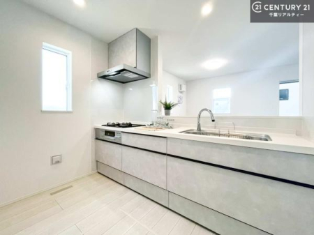 �L�b�`�� ��l�C�̑Ζʎ��V�X�e���L�b�`�����̗p���Ă��܂��I���Ƒ��̃R�~���j�P�[�V���������R�Ƒ�����݌v�ł��B
���q�l�ɂ��ڂ��͂��̂Ŋ������ł��ˁB�L�X�g���ĉ��K�ɍ�Ƃ��i�݂܂��B