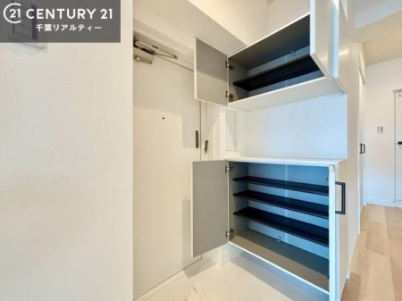 ���� ���ւ̃V���[�Y�{�b�N�X�́A���[�͗ǍD�ŌC���������萮���ł��邾���łȂ��A�㕔������I�Ƃ��Ċ��p�\�B���C�ɓ���̏�����O���[����u���΁A���q���}���邨�����ȋ�ԂɎd�オ��܂��I