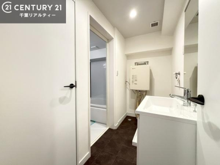 ���ʑ�E���ʏ� �X�^�C���b�V���ȃf�U�C���̐��ʑ���̗p�B�������ꂽ��Ԃ��A���̏�����A���̎��Ԃ����㎿�Ȃ��̂ɉ��o���܂��B