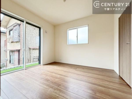 �m�� ���r���O�ɗאڂ����m���́A�J�������LDK�ƂȂ���J���I�ȋ�ԂɁB
���q�l�̗V�я�⃏�[�N�X�y�[�X�A�q�ԂȂǑ��ړI�Ɋ��p�ł���֗��Ȃ������ł��B