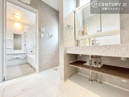 ���ʑ�E���ʏ� �X�^�C���b�V���ȃf�U�C���̐��ʑ���̗p�B�������ꂽ��Ԃ��A���̏�����A���̎��Ԃ����㎿�Ȃ��̂ɉ��o���܂��B