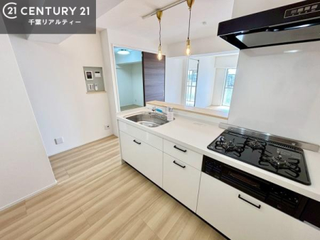 �L�b�`�� ��Ƃ肠�钲���X�y�[�X�ō�Ƃ����₷�����K�ȃL�b�`���ł��I
���q�l�ƈꏏ�ɂ��َq������y���߂�L�X�X�y�[�X�ł��B�y�����������ԂɂȂ肻���ł��ˁI