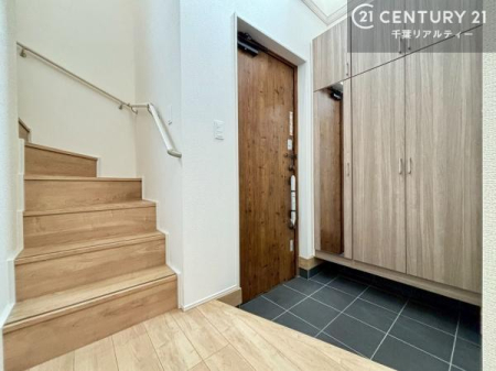 ���� �V���[�Y�{�b�N�X�t���B���ւ��Еt�����|�������₷���ł��I
�X�b�L���������ւŌ˂��J�����u�ԁA�������̂���S�n������Ԃ��o�}���Ă���܂��B