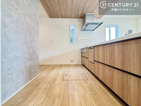 �L�b�`�� ���������H��A�H�i�X�g�b�N�܂ł������萮���ł�����[�L�x�ȃL�b�`���ł��B�g���ꏊ�̋߂��ɕK�v�ȕ������܂��邽�߁A��Ɠ������X���[�Y�ɂȂ�A�����̗����������K�ɁB