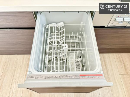 �L�b�`�� �H��@�t���̃L�b�`���ł��I�Z���������r��h�~�Ƃ��đ�ϊ��􂷂�֗��Ȏd�l�ł��I�r���g�C���Ȃ̂ŃL�b�`���̏ꏊ����炸�����X�y�[�X���L���g�����Ƃ��o���܂��I