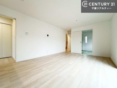 ���r���O �傫�ȑ����炽���Ղ�̗z���������閾�邢���r���O�B�J�����̂��郊�r���O�ŉƑ��c���̂��났�̎��Ԃ��߂����܂��B