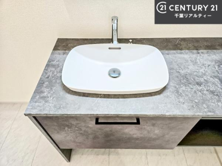 ���ʑ�E���ʏ� �X�^�C���b�V���ȃf�U�C���̐��ʑ���̗p�B�������ꂽ��Ԃ��A���̏�����A���̎��Ԃ����㎿�Ȃ��̂ɉ��o���܂��B