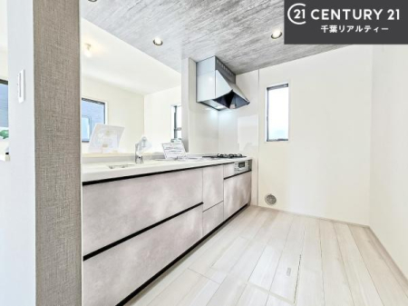 �L�b�`�� ��l�C�̑Ζʎ��V�X�e���L�b�`�����̗p���Ă��܂��I���Ƒ��̃R�~���j�P�[�V���������R�Ƒ�����݌v�ł��B
���q�l�ɂ��ڂ��͂��̂Ŋ������ł��ˁI�L�X�g���ĉ��K�ō�Ƃ��i�݂܂��B