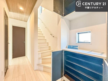 ���� �V���[�Y�{�b�N�X�t���Ȃ̂ŁA���ւ��Еt�����|�������₷���ł��I
�X�b�L���������ւŌ˂��J�����u�ԁA�������̂���S�n������Ԃ��o�}���Ă���܂��B