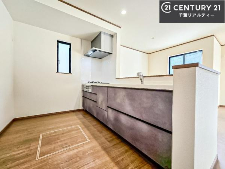 �L�b�`�� ��l�C�̑Ζʎ��V�X�e���L�b�`�����̗p���Ă��܂��I���Ƒ��̃R�~���j�P�[�V���������R�Ƒ�����݌v�ł��B
���q�l�ɂ��ڂ��͂��̂Ŋ������ł��ˁB�L�X�g���ĉ��K�ɍ�Ƃ��i�݂܂��B