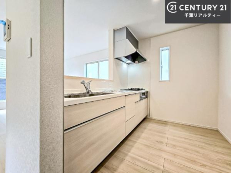 �L�b�`�� ��l�C�̑Ζʎ��V�X�e���L�b�`�����̗p���Ă��܂��I���Ƒ��̃R�~���j�P�[�V���������R�Ƒ�����݌v�ł��B
���q�l�ɂ��ڂ��͂��̂Ŋ������ł��ˁI�L�X�g���ĉ��K�ō�Ƃ��i�݂܂��B