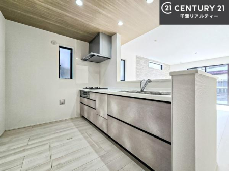 �L�b�`�� ��l�C�̑Ζʎ��V�X�e���L�b�`�����̗p���Ă��܂��I���Ƒ��̃R�~���j�P�[�V���������R�Ƒ�����݌v�ł��B
���q�l�ɂ��ڂ��͂��̂Ŋ������ł��ˁB�L�X�g���ĉ��K�ɍ�Ƃ��i�݂܂��B