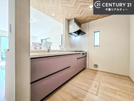 �L�b�`�� ��l�C�̑Ζʎ��V�X�e���L�b�`�����̗p���Ă��܂��I���Ƒ��̃R�~���j�P�[�V���������R�Ƒ�����݌v�ł��B
���q�l�ɂ��ڂ��͂��̂Ŋ������ł��ˁI�L�X�g���ĉ��K�ō�Ƃ��i�݂܂��B