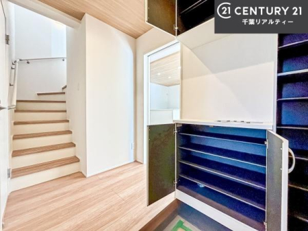 ���� �V���[�Y�{�b�N�X�t���Ȃ̂ŁA���ւ��Еt�����|�������₷���ł��I
�X�b�L���������ւŌ˂��J�����u�ԁA�������̂���S�n������Ԃ��o�}���Ă���܂��B