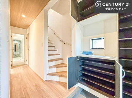 ���� �V���[�Y�{�b�N�X�t���Ȃ̂ŁA���ւ��Еt�����|�������₷���ł��I
�X�b�L���������ւŌ˂��J�����u�ԁA�������̂���S�n������Ԃ��o�}���Ă���܂��B