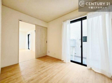 �m�� ���r���O�ɗאڂ����m���͉Ƒ��̃��C�t�X�^�C���ɍ��킹�ď_��Ɏg����֗��ȋ�ԁB�����J����΃��r���O�ƈ�̊��̂���L�X�Ƃ�����ԂɁA�߂�Η��q�p�̌��⃏�[�N�X�y�[�X�A�L�b�Y���[���Ƃ��Ă����􂵂܂��B