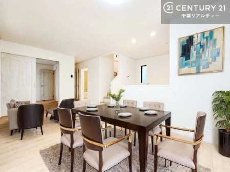 ���r���O �Ƌ��CG�p�[�X�ł��B�J�����̂���L�XLDK�I�\�t�@�[��_�C�j���O�e�[�u����u���Ă������ɂȂ�Ȃ��̂ŉ��K�ɉ߂����܂��I�R�~���j�P�[�V���������₷�����r���O�ł��I