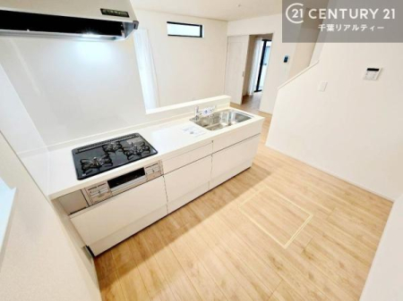 �L�b�`�� ��l�C�̑Ζʎ��V�X�e���L�b�`�����̗p���Ă��܂��I���Ƒ��̃R�~���j�P�[�V���������R�Ƒ�����݌v�ł��B
���q�l�ɂ��ڂ��͂��̂Ŋ������ł��ˁB�L�X�g���ĉ��K�ɍ�Ƃ��i�݂܂��I