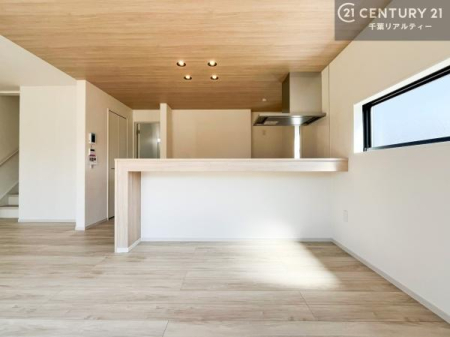 ���r���O ��l�C�̑Ζʎ��V�X�e���L�b�`�����̗p���Ă��܂��I���Ƒ��̃R�~���j�P�[�V���������R�Ƒ�����݌v�ł��B
���q�l�ɂ��ڂ��͂��̂Ŋ������ł��ˁI�L�X�g���ĉ��K�B�L�b�`������̌i�F���Y��ō�Ƃ��i�݂܂��B