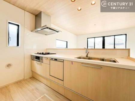 �L�b�`�� ��l�C�̑Ζʎ��V�X�e���L�b�`�����̗p���Ă��܂��I���Ƒ��̃R�~���j�P�[�V���������R�Ƒ�����݌v�ł��B
���q�l�ɂ��ڂ��͂��̂Ŋ������ł��ˁI�L�X�g���ĉ��K�ō�Ƃ��i�݂܂��B