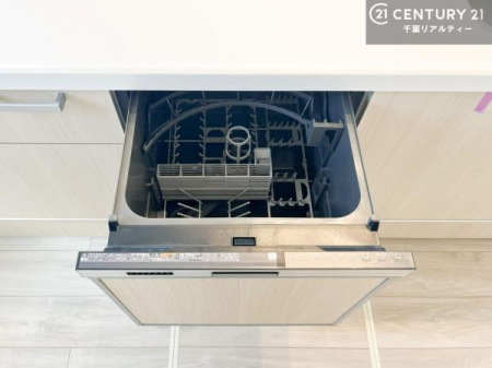 �L�b�`�� �H��@�t���̃L�b�`���ł��I�Z���������r��h�~�Ƃ��đ�ϊ��􂷂�֗��Ȏd�l�ł��I�r���g�C���Ȃ̂ŃL�b�`���̏ꏊ����炸�����X�y�[�X���L���g�����Ƃ��o���܂��I