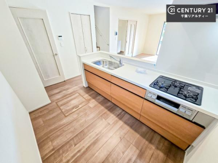 �L�b�`�� ��l�C�̑Ζʎ��V�X�e���L�b�`�����̗p���Ă��܂��I���Ƒ��̃R�~���j�P�[�V���������R�Ƒ�����݌v�ł��B
���q�l�ɂ��ڂ��͂��̂Ŋ������ł��ˁB�L�X�g���ĉ��K�ɍ�Ƃ��i�݂܂��I