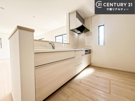 �L�b�`�� ��l�C�̑Ζʎ��V�X�e���L�b�`�����̗p���Ă��܂��I���Ƒ��̃R�~���j�P�[�V���������R�Ƒ�����݌v�ł��B
���q�l�ɂ��ڂ��͂��̂Ŋ������ł��ˁI�L�X�g���ĉ��K�ō�Ƃ��i�݂܂��B