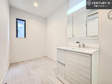 ���ʑ�E���ʏ� �O�ʋ��d�l�̐��ʏ��́A�g�����Ȃ݂����₷������I���͎��[�ɂȂ��Ă��܂��B�h���C���[�₨���ϓ����Еt������̂Ő��ʑ������X�b�L���ƌ����邱�Ƃ��o���܂��I