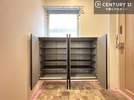 ���� ���ւ̃V���[�Y�{�b�N�X�́A���[�͗ǍD�ŌC���������萮���ł��邾���łȂ��A�㕔������I�Ƃ��Ċ��p�\�B���C�ɓ���̏�����O���[����u���΁A���q���}���邨�����ȋ�ԂɎd�オ��܂��I