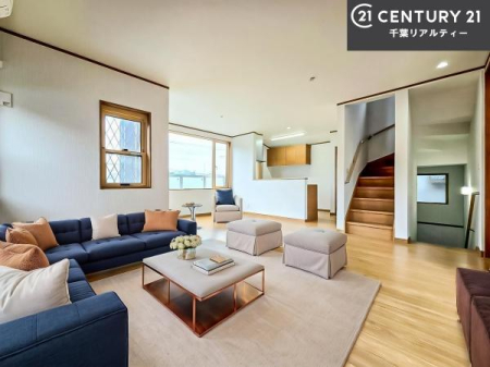 ���r���O �Ƌ��CG�p�[�X�ł��B��؂ȉƑ����W�܂邩�炱��LDK�ɂ͂�����肽���B
�q�����������C�ɏ΂��Ȃ��瑖�����Ă���p�����������u�L���Ƃɂ��ėǂ������v�Ǝv���u�Ԃł��B