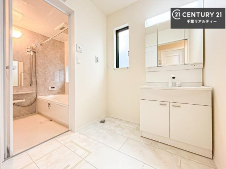 ���ʑ�E���ʏ� �O�ʋ��d�l�̐��ʏ��́A�g�����Ȃ݂����₷������I���͎��[�ɂȂ��Ă��܂��B�h���C���[�₨���ϓ����Еt������̂Ő��ʑ������X�b�L���ƌ����邱�Ƃ��o���܂��I