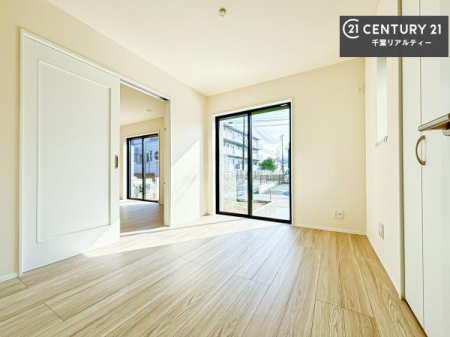 �q������ ���r���O���ɔz�u���ꂽ�m���́A���q�l�̂������ɂ҂�����̈ʒu�B���Ƒ��Ƃ̃R�~���j�P�[�V���������₷���A������g�߂Ɋ���������S�̋�Ԃł��B