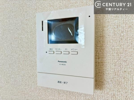 ���̑����� TV���j�^�[�t���C���^�[�z��������A�K��҂��f���Ŋm�F���Ă���Ή��ł��邽�߁A�h�Ɩʂ����S�ł��B���q�l�̂�����Ԏ��ɂ��S�����A���Ƒ��̈��S�E���S�ȕ�炵���T�|�[�g���܂��B