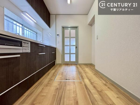 �L�b�`�� ��Ƃ肠�钲���X�y�[�X�ō�Ƃ����₷�����K�ȃL�b�`���ł��I
���q�l�ƈꏏ�ɂ��َq������y���߂�L�X�X�y�[�X�ł��B�y�����������ԂɂȂ肻���ł��ˁI