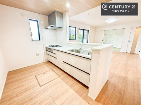 �L�b�`�� ��Ƃ肠�钲���X�y�[�X�ō�Ƃ����₷�����K�ȃL�b�`���ł��I
���q�l�ƈꏏ�ɂ��َq������y���߂�L�X�X�y�[�X�ł��B�y�����������ԂɂȂ肻���ł��ˁI