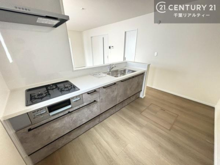 �L�b�`�� ��l�C�̑Ζʎ��V�X�e���L�b�`�����̗p���Ă��܂��I���Ƒ��̃R�~���j�P�[�V���������R�Ƒ�����݌v�ł��B
���q�l�ɂ��ڂ��͂��̂Ŋ������ł��ˁI�L�X�g���ĉ��K�ō�Ƃ��i�݂܂��B
