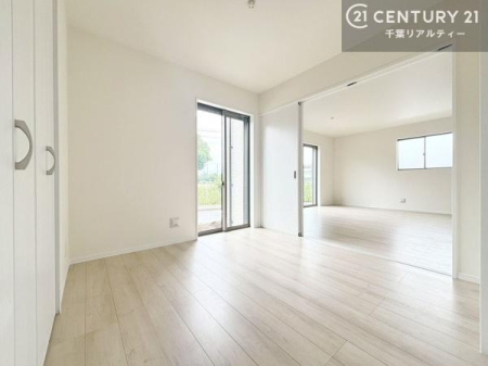 �m�� �|���o���������薾�邢�����́A���r���O�ɗאڂ��Ă���̂ł��q�l�̗V�я�₨���Q�X�y�[�X�ɏd�󂵂܂��B����߂�Ό��Ƃ��Ă����g�����������܂��B