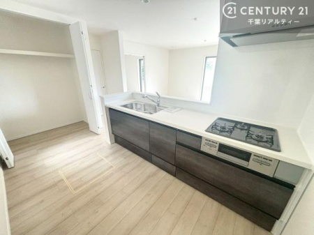 �L�b�`�� ��l�C�̑Ζʎ��V�X�e���L�b�`�����̗p���Ă��܂��I���Ƒ��̃R�~���j�P�[�V���������R�Ƒ�����݌v�ł��B
���q�l�ɂ��ڂ��͂��̂Ŋ������ł��ˁI�L�X�g���ĉ��K�ō�Ƃ��i�݂܂��B