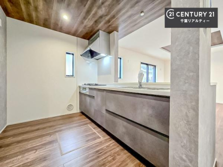 �L�b�`�� ��Ƃ肠�钲���X�y�[�X�ō�Ƃ����₷�����K�ȃL�b�`���ł��I
���q�l�ƈꏏ�ɂ��َq������y���߂�L�X�X�y�[�X�ł��B�y�����������ԂɂȂ肻���ł��ˁI