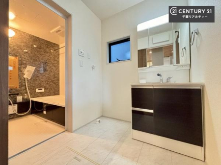 ���ʑ�E���ʏ� �O�ʋ��d�l�̐��ʏ��́A�g�����Ȃ݂����₷������I���͎��[�ɂȂ��Ă��܂��B�h���C���[�₨���ϓ����Еt������̂Ő��ʑ������X�b�L���ƌ����邱�Ƃ��o���܂��I